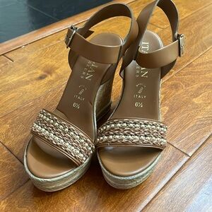 BRAND NWOT Italian Shoemakers Wedge